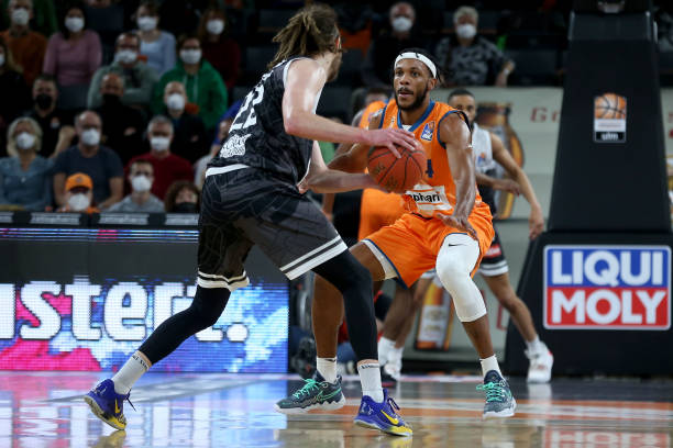 虽然篮球比 虽然篮球比